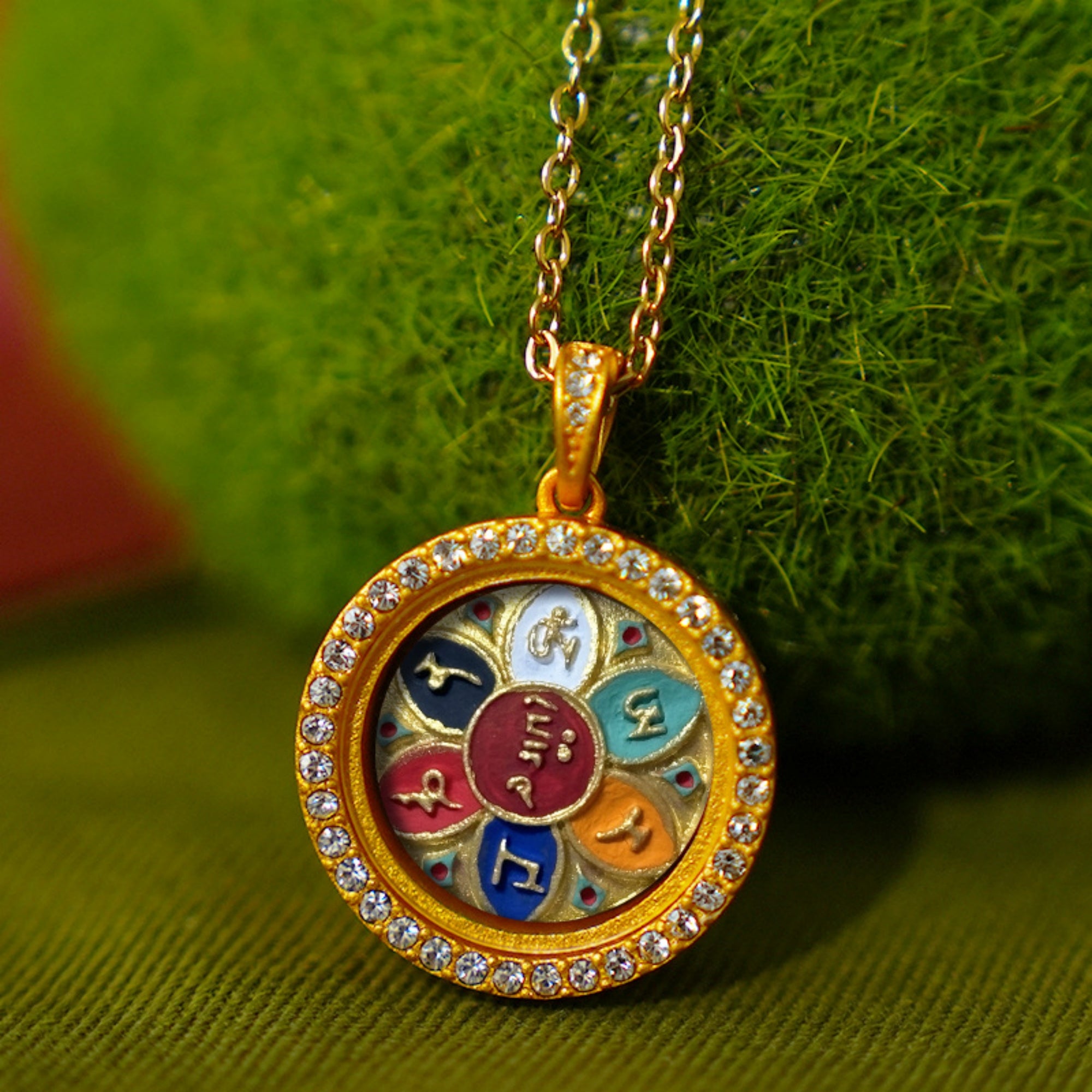 QiLing Aura Modern Style Round Green Tara Thangka Pendant Necklace